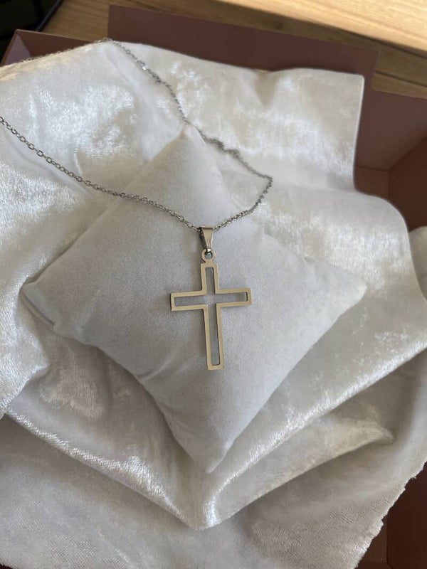 Collier acier inoxydable argenté et croix