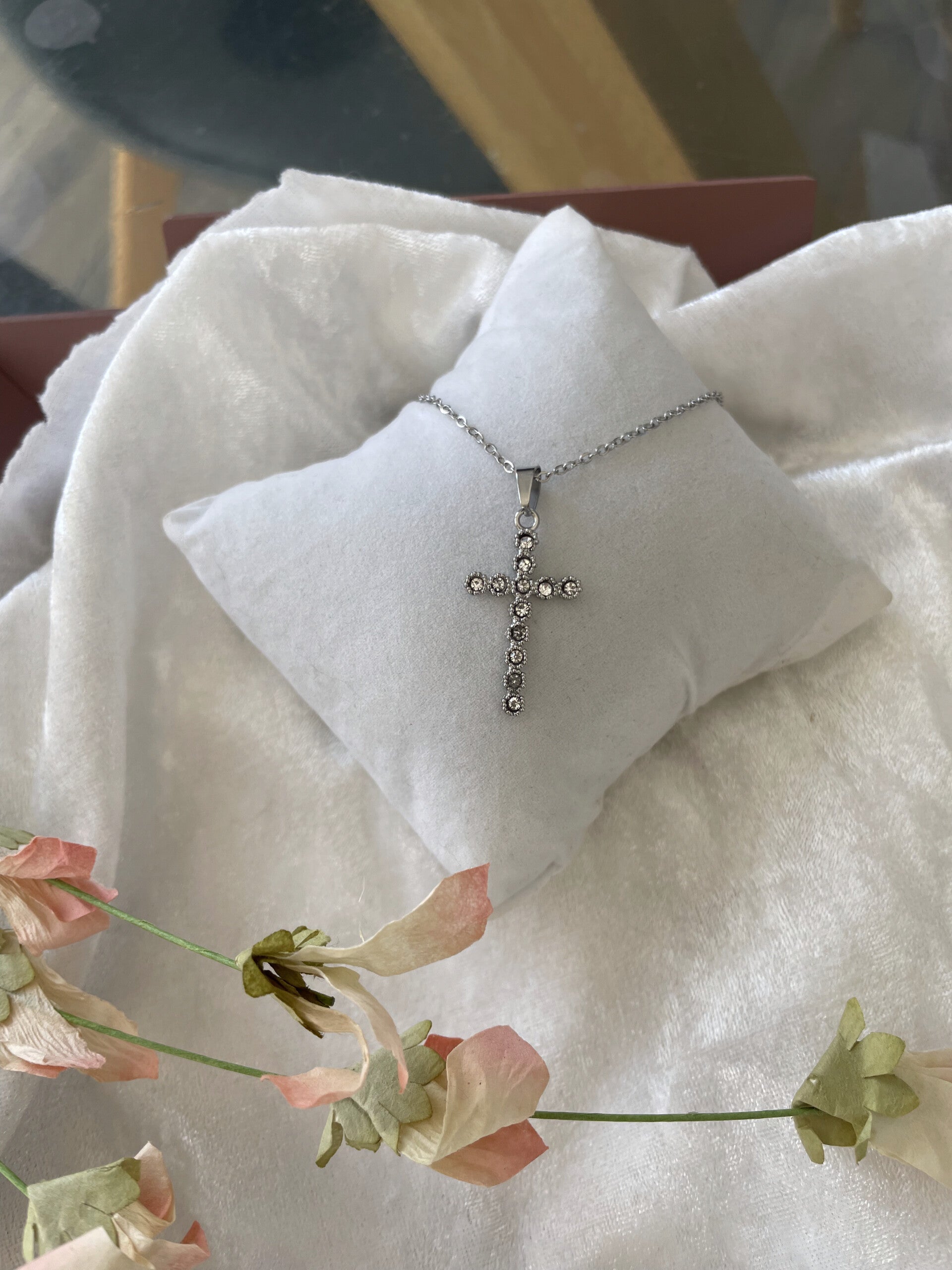 Collier acier argenté et croix strass