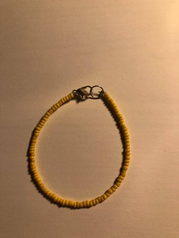Geel armbandje