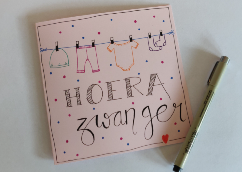roze kaart met Hoera Zwanger erop