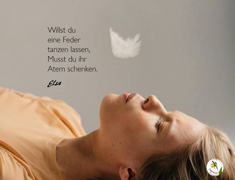 Liegende Frau lässt eine Daunenfeder durch den Hauch ihres Atem über ihrem Mund tanzen.