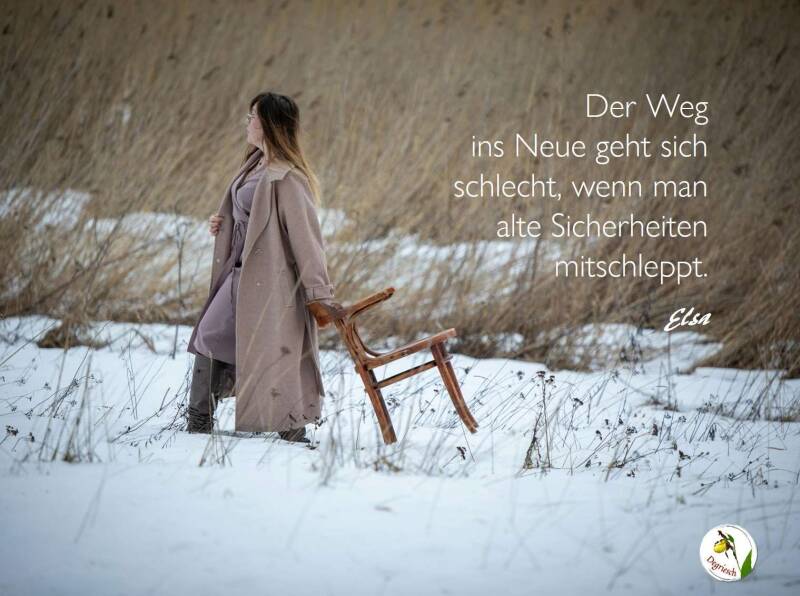 Frau im Schnee zieht Stuhl hinter sich her, dazu poesietherapeutischer Aphorismus von Degriesch