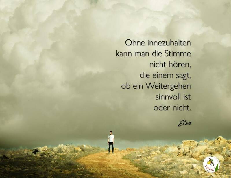 In der Ferne ein Mann auf einem steinigen Weg, über ihm drohende Wolken. 