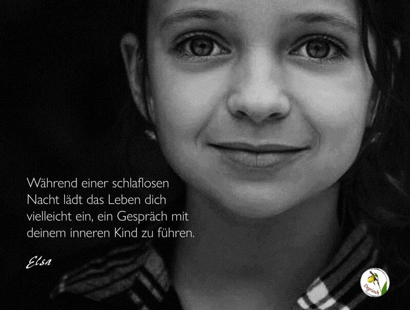 Lächelndes Mädchen im Porträt mit poesietherapeutischem Aphorismus von Degriesch