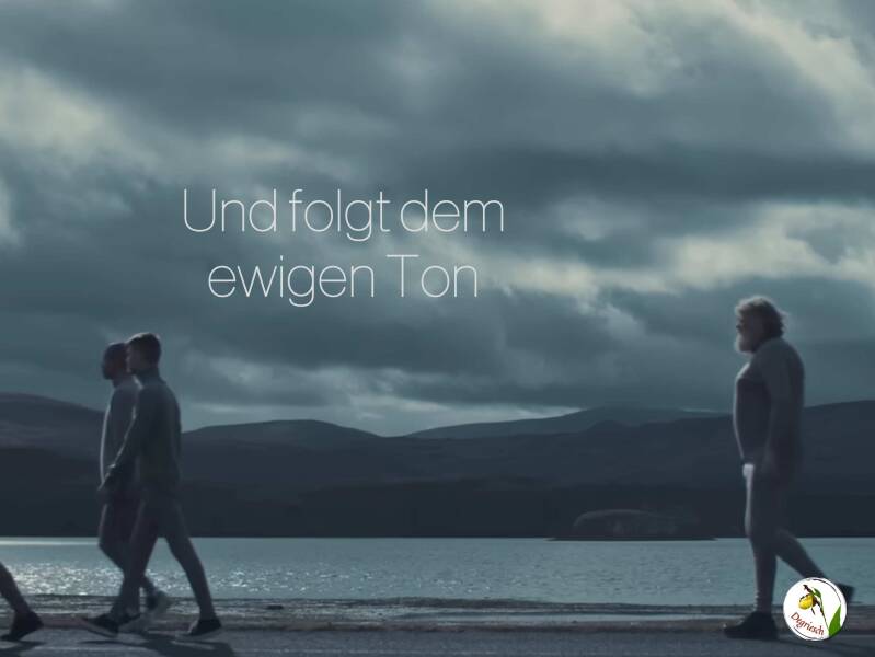 Männer gehen am Ufer eines Sees, über dem dicke Regenwolken hängen. Dazu der Titel: Und folget dem ewigen Ton, von Degriesch.