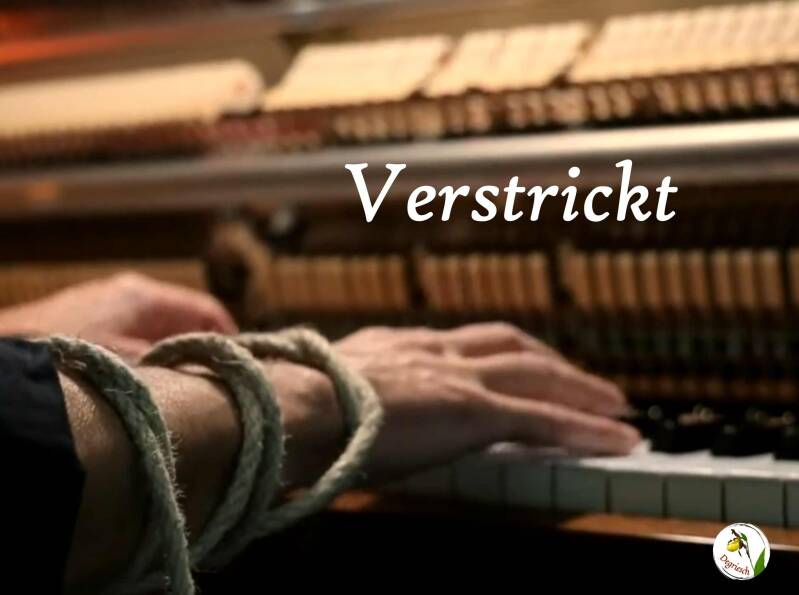 Nahaufnahme von Händen am Klavier, die mit einem Strick verbunden sind, dazu der Titel: Verstrickt, von Degriesch.