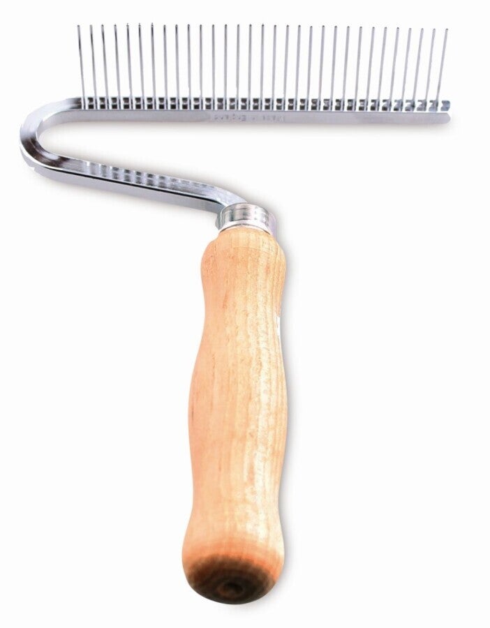 Ontwol-hark met een houten greep middel