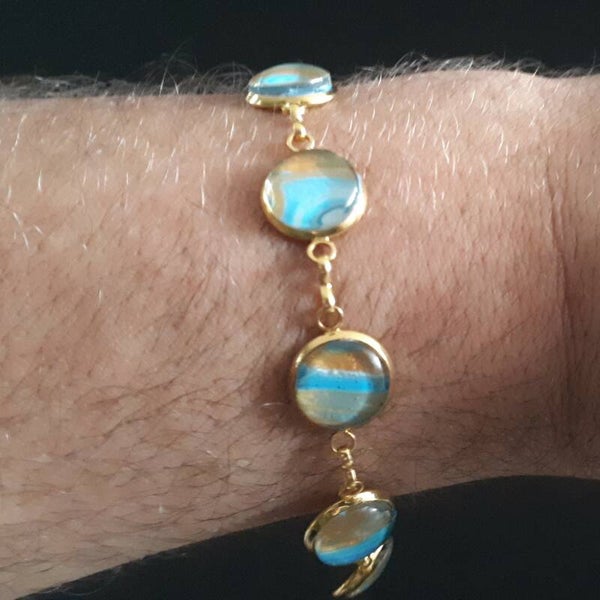 Adjustable gold-coloured charm-style chain bracelet with 6 unique ocean-colored stones Product # ArmSCSB6cab2