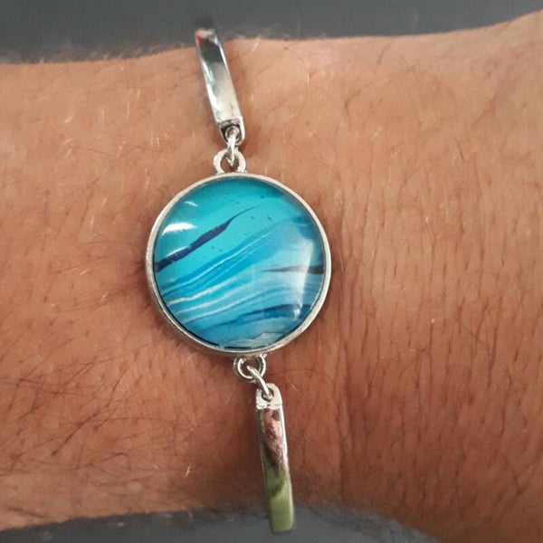 Adjustable silver-coloured bracelet with unique ocean-colored stone Product # ArmSCMBcab2