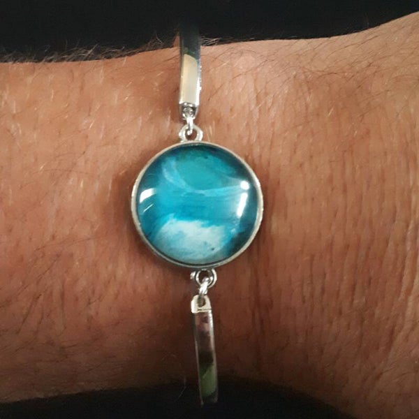 Adjustable silver-coloured bracelet with unique deep sea accented stone Product # ArmSCMDScab1