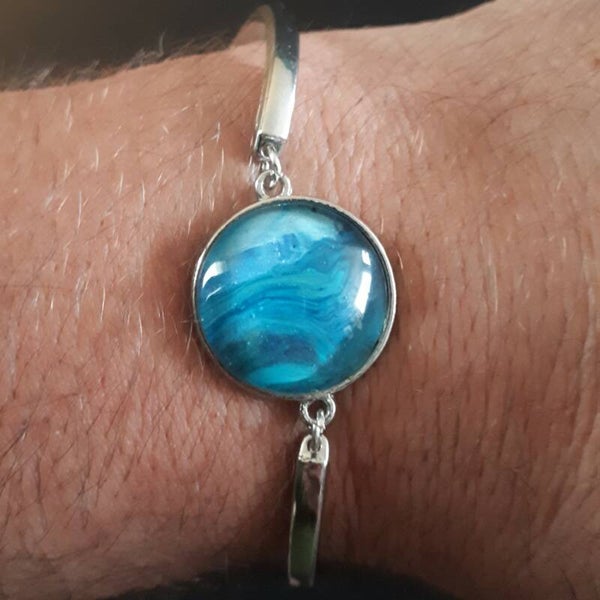 Adjustable silver-coloured bracelet with unique deep sea accented stone Product # ArmSCMDScab2