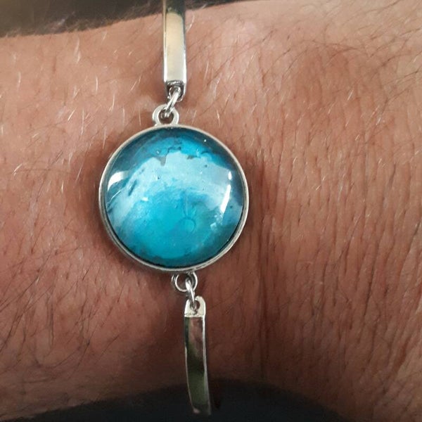 Adjustable silver-coloured bracelet with unique deep sea accented stone Product # ArmSCMDScab3