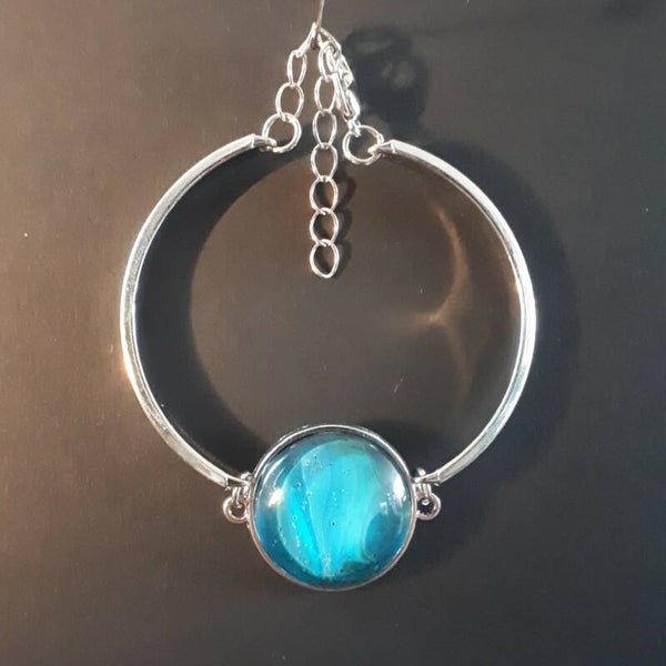 Adjustable silver-coloured bracelet with unique deep sea accented stone Product # ArmSCMDScab4