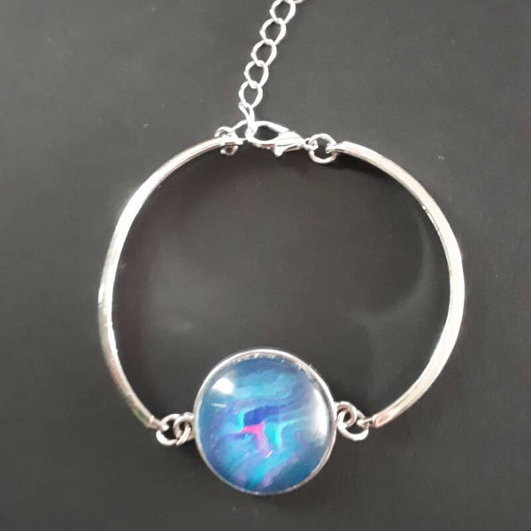 Adjustable silver-coloured bracelet with unique pink/purple accented stone Product # ArmSCMPcab1