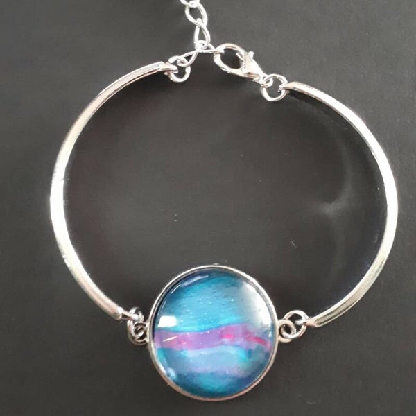 Adjustable silver-coloured bracelet with unique pink/purple accented stone Product # ArmSCMBcab3