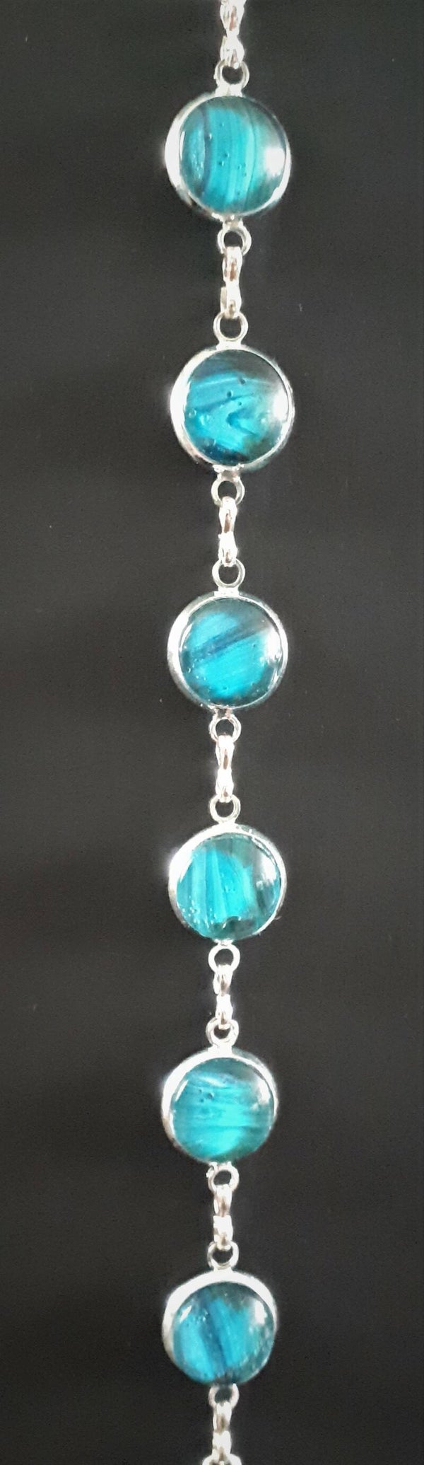 Adjustable silver-coloured charm-style chain bracelet with 6 unique ocean-colored stones Product # ArmSCSDS6cab1