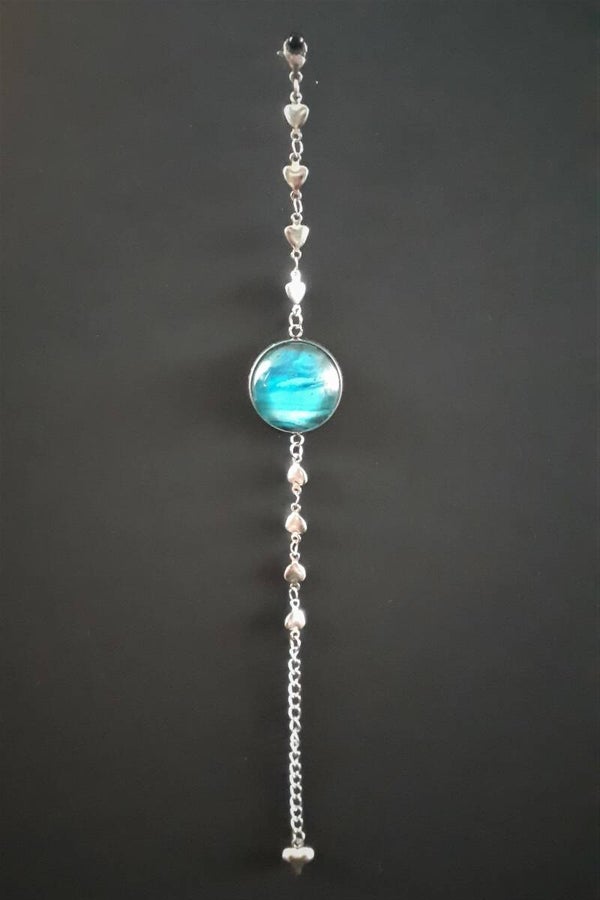 Adjustable silver-coloured bracelet with heart charms and a unique deep sea-coloured stone. Product # ArmSCSDSHcab1