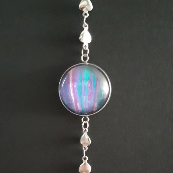 Adjustable silver-coloured bracelet with heart charms and a unique pink/purple accented stone Product # ArmSCSPHcab2