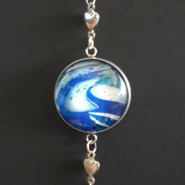 Adjustable silver-coloured bracelet with heart charms and a unique deep sea-coloured stone. Product # ArmSCSWWHcab2