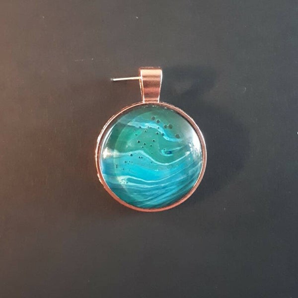 Copper-colored round necklace hanger with unique Deep Sea stone Product # CCMDScab2