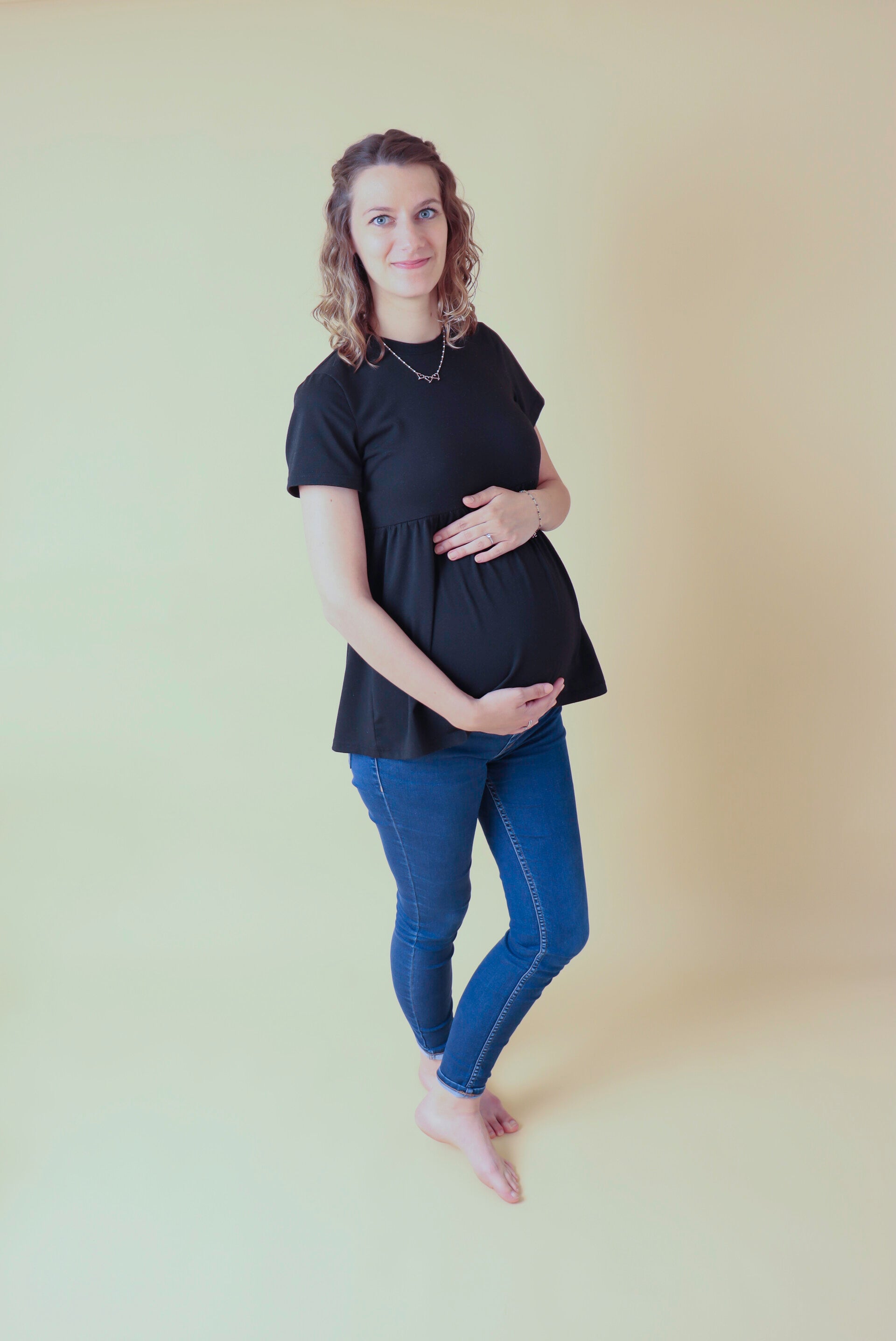 Femme enceinte en séance photo studio à Fouquerolles