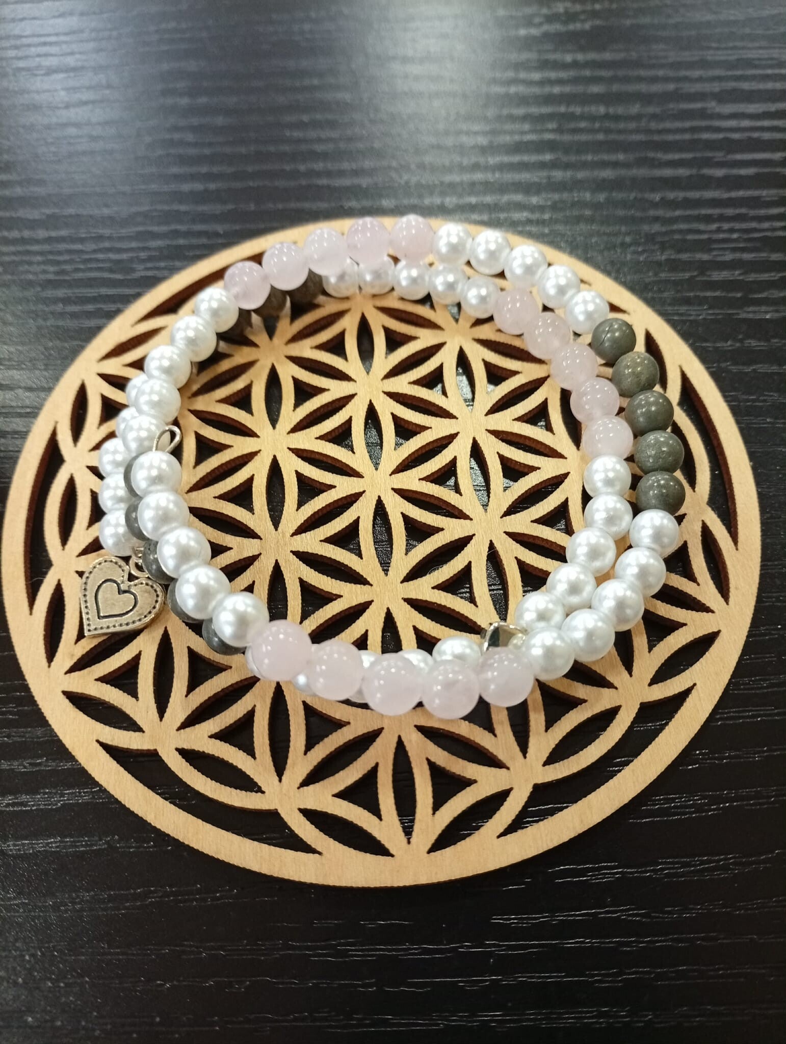 Bracelet Mémoire de Forme – Quartz Rose, Bronzite & Perles Blanches – Ancrage & Douceur du Cœur