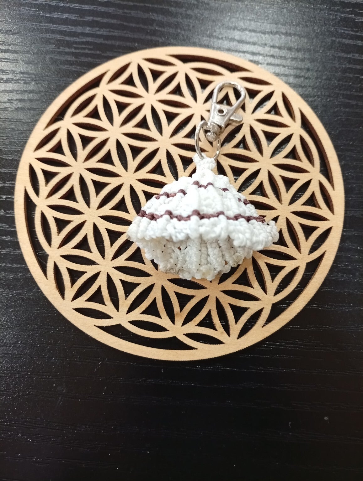 Porte-clé coquillage en micro macramé ✨