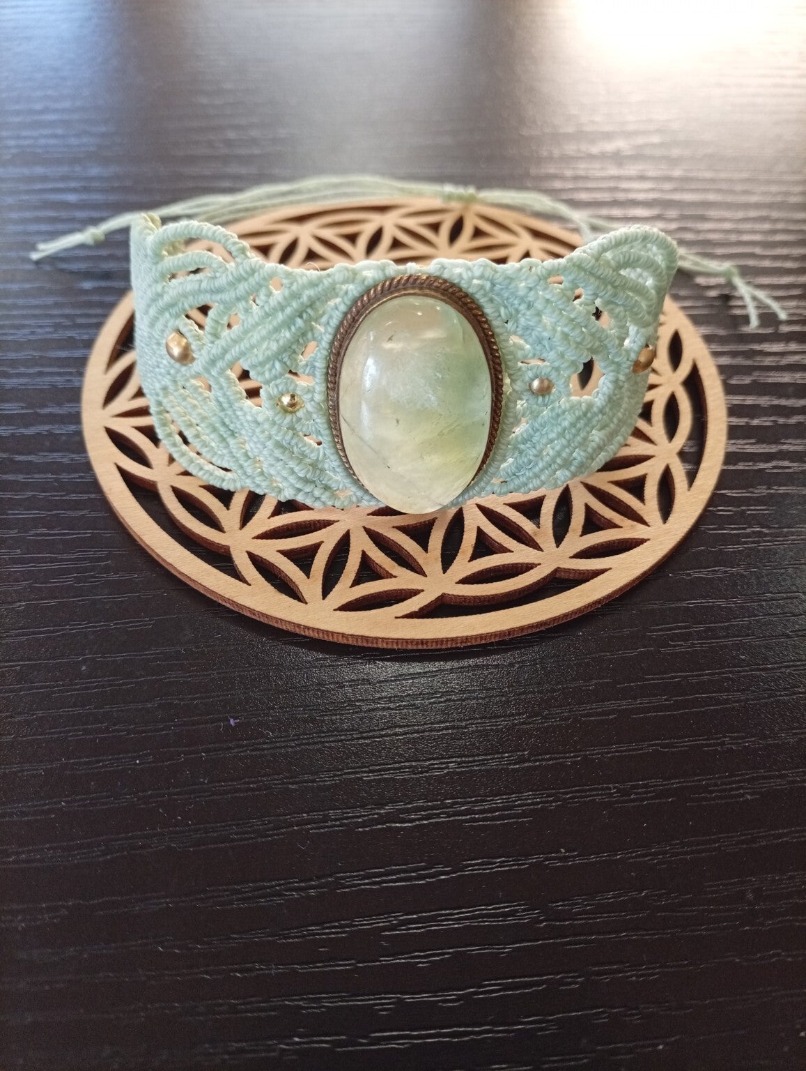 🌿 Bracelet manchette micro-macramé & préhnite rainurée 🌿