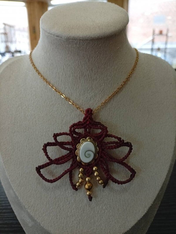 collier micro-macramé, orné d’une magnifique pierre Œil de Sainte-Lucie.