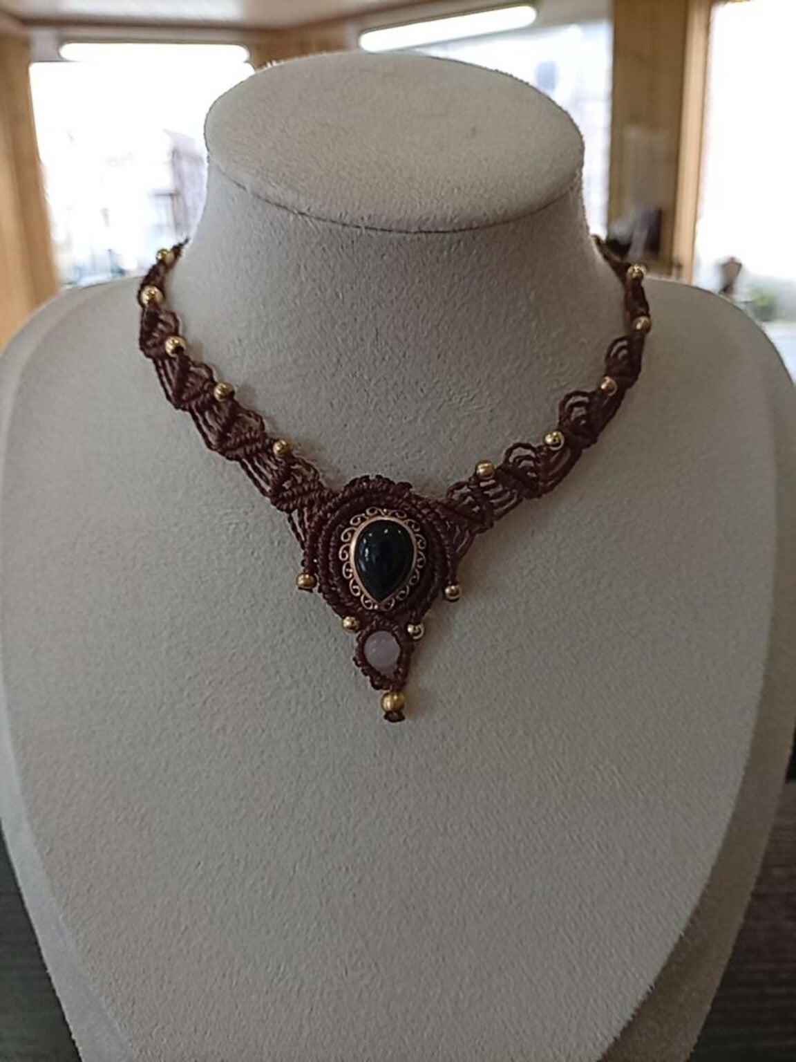 ras du cou réalisé en micro-macramé, avec une pierre rainurée d’Onyx accompagnée d’une douce touche de Quartz rose.