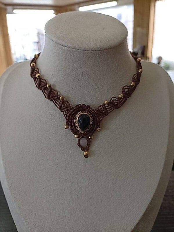 ras du cou réalisé en micro-macramé, avec une pierre rainurée d’Onyx accompagnée d’une douce touche de Quartz rose.