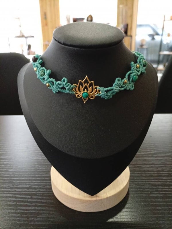 Collier ras du cou en micro-macramé 🌿