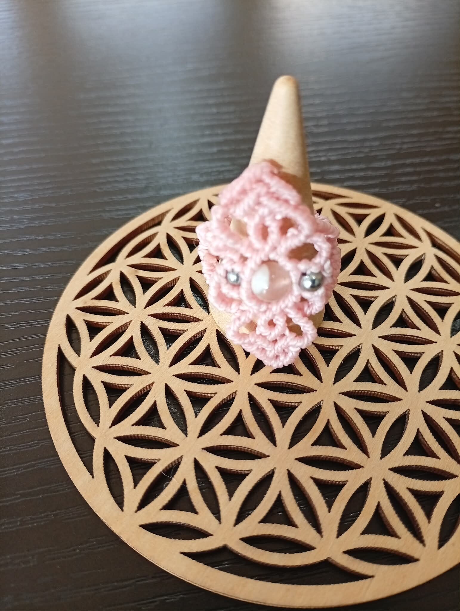 🌸 Bague micro-macramé en Agate Cerise