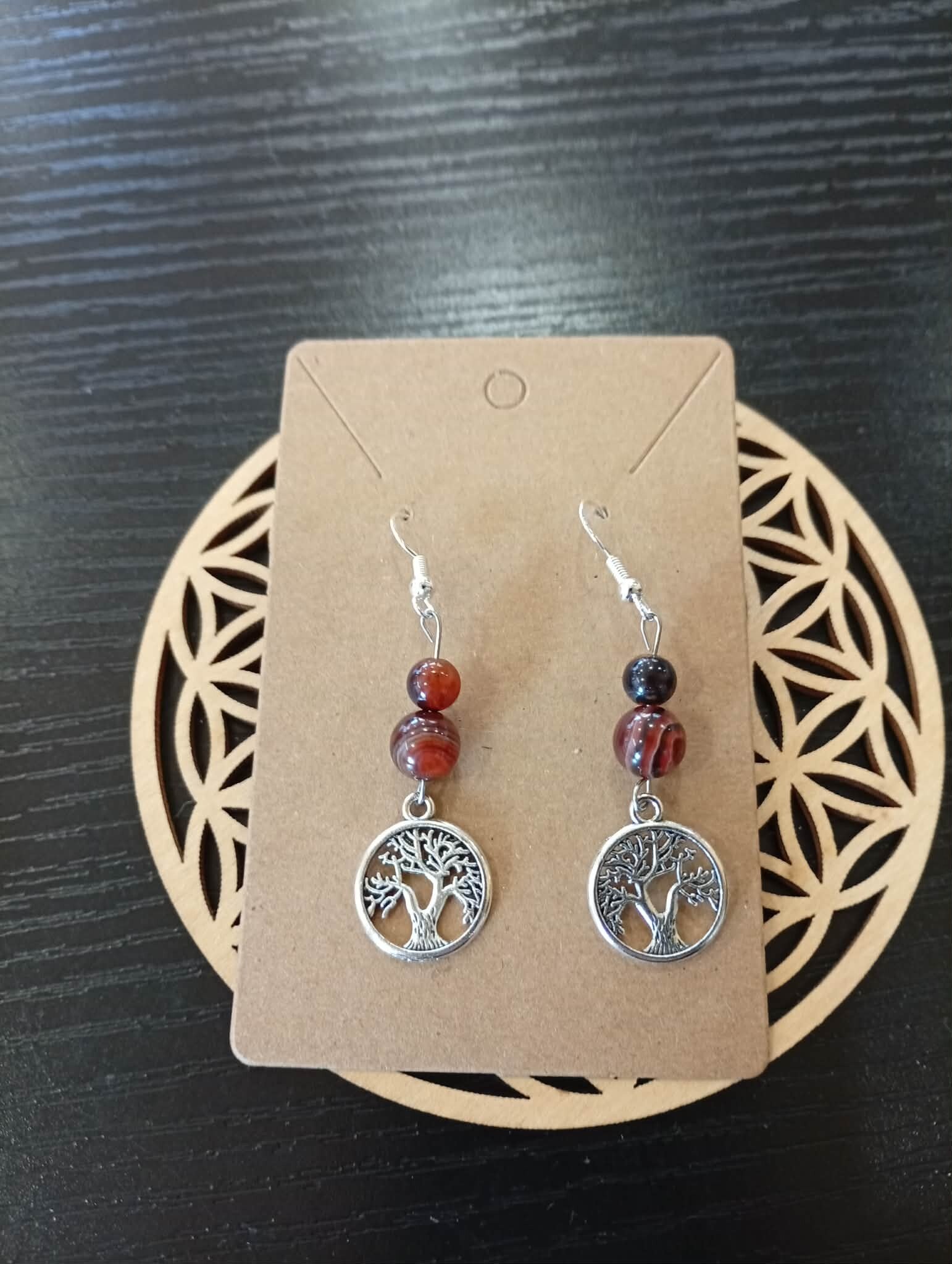 boucles d’oreilles en acier inoxydable couleur argent, ornées de la breloque Arbre de Vie et de pierres de Sardonyx. 🌳🤎