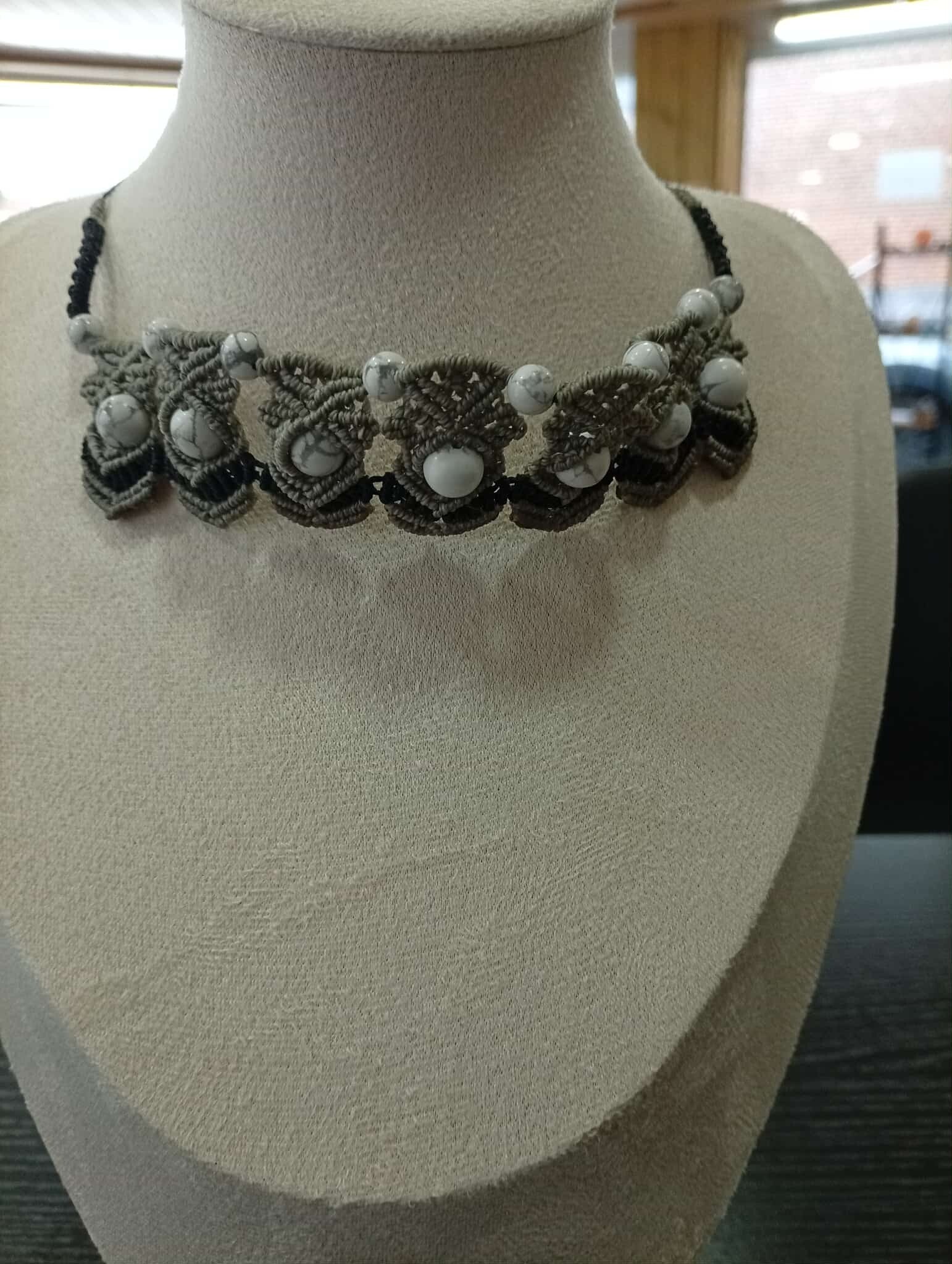 Collier en Howlite – micro-macramé & pierre naturelle