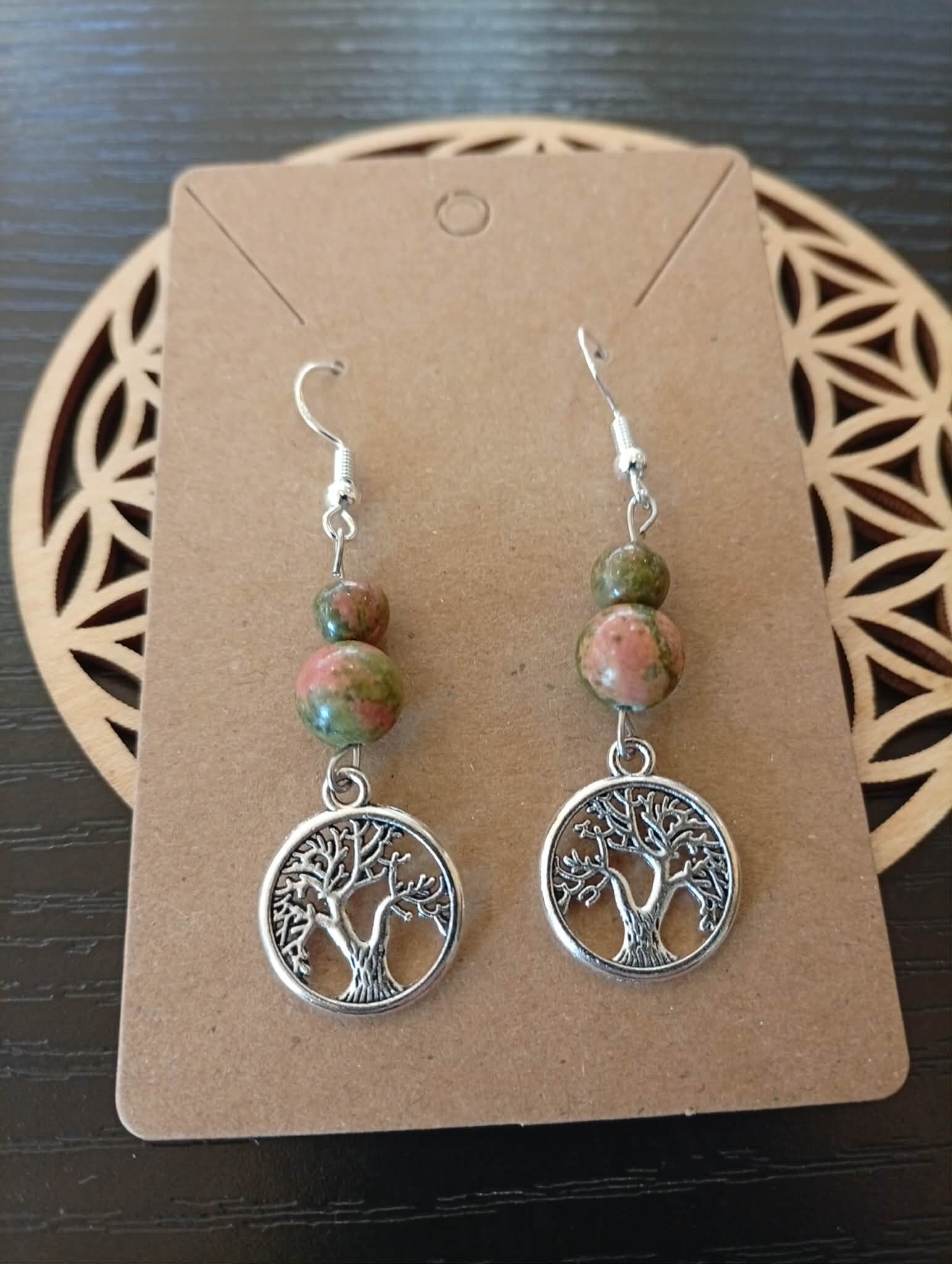 boucles d’oreilles en acier inoxydable couleur argent, ornées de la breloque Arbre de Vie et de pierres d’Unakite. 🌳💚