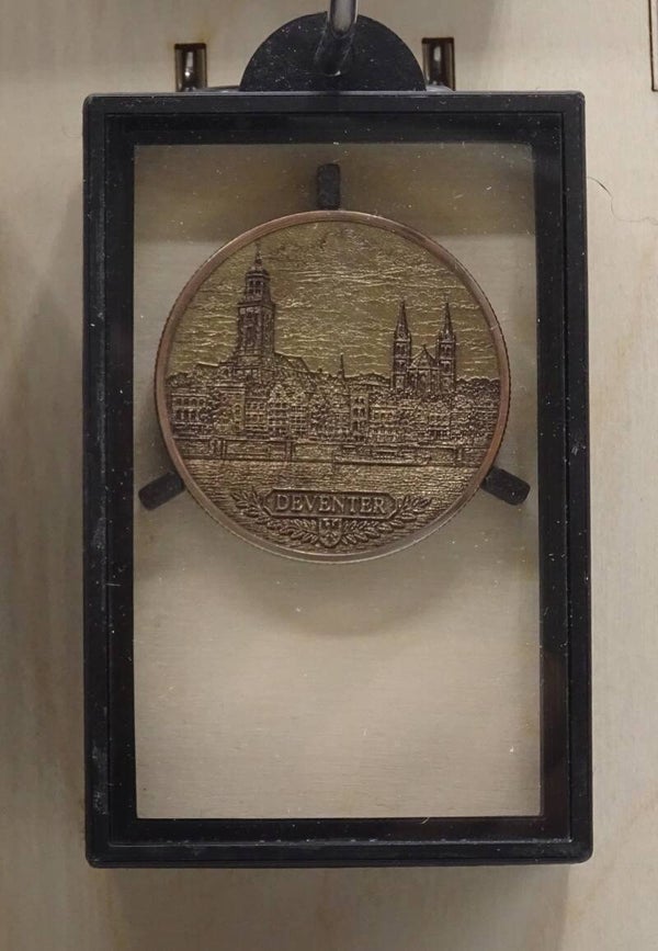 Messing munt 40 mm met de skyline van Deventer