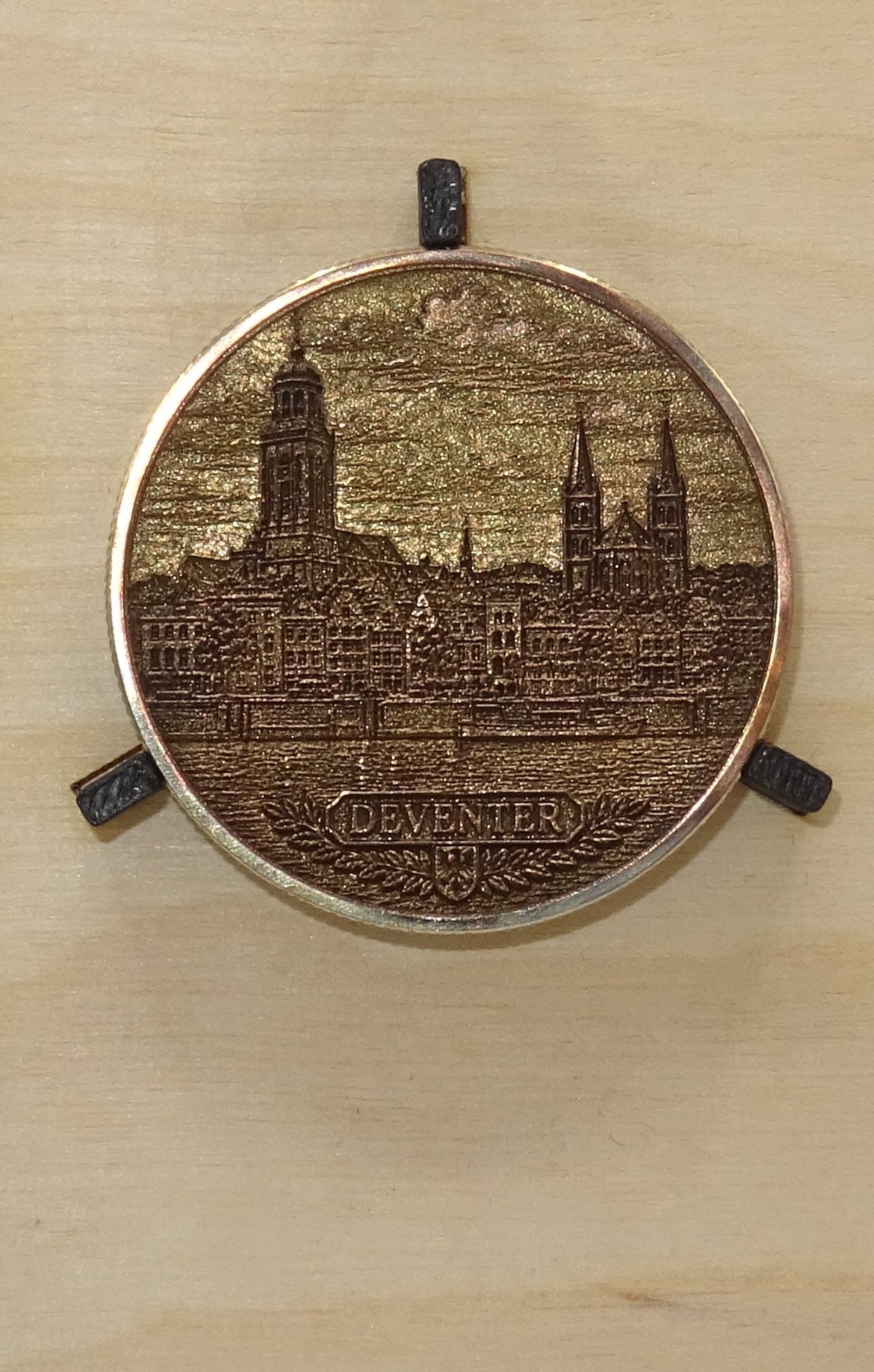Messing munt 40 mm met de skyline van Deventer