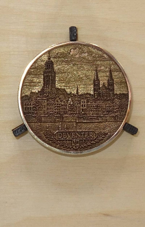 Messing munt 40 mm met de skyline van Deventer