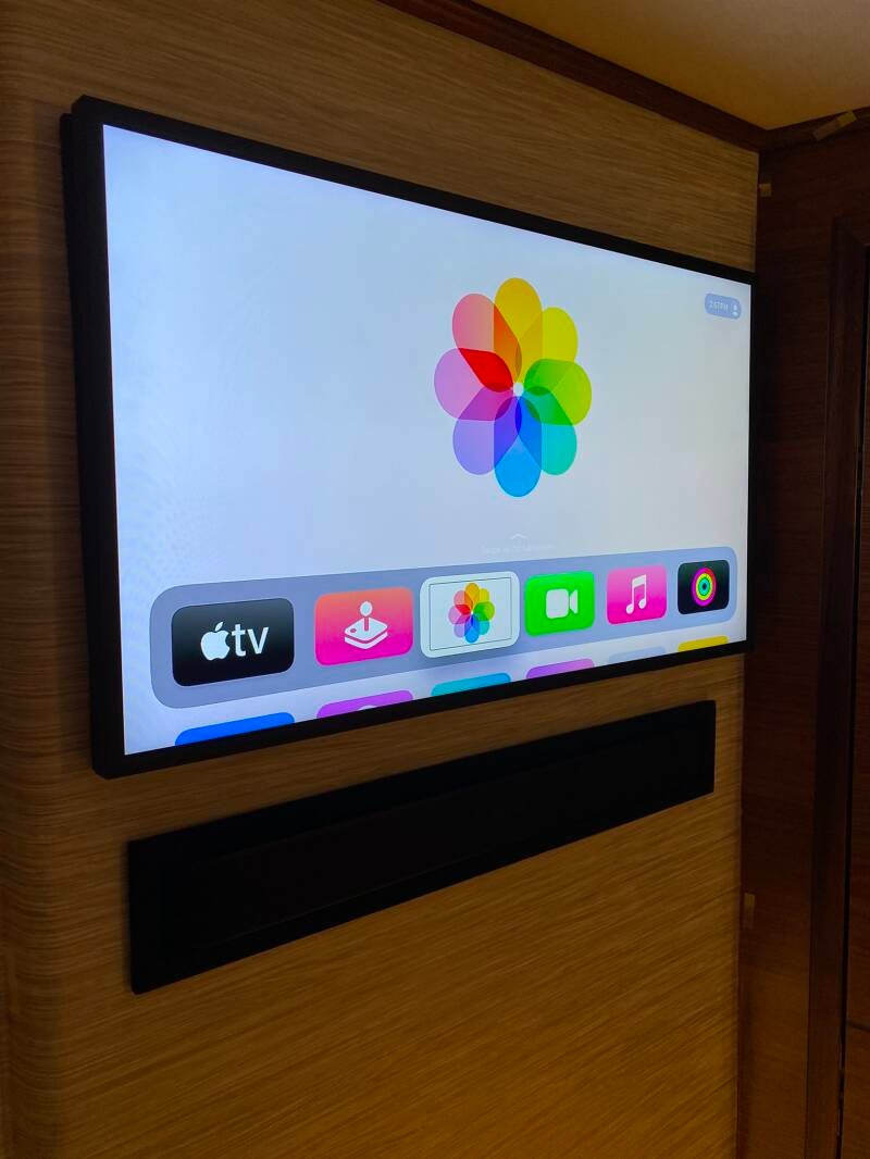 Master-room sound round and video system 