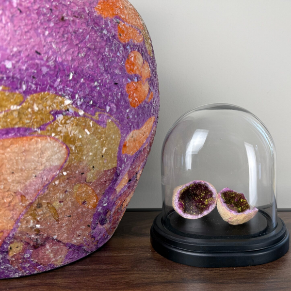 Roze bergkristal Geode in luxe glazen stolp