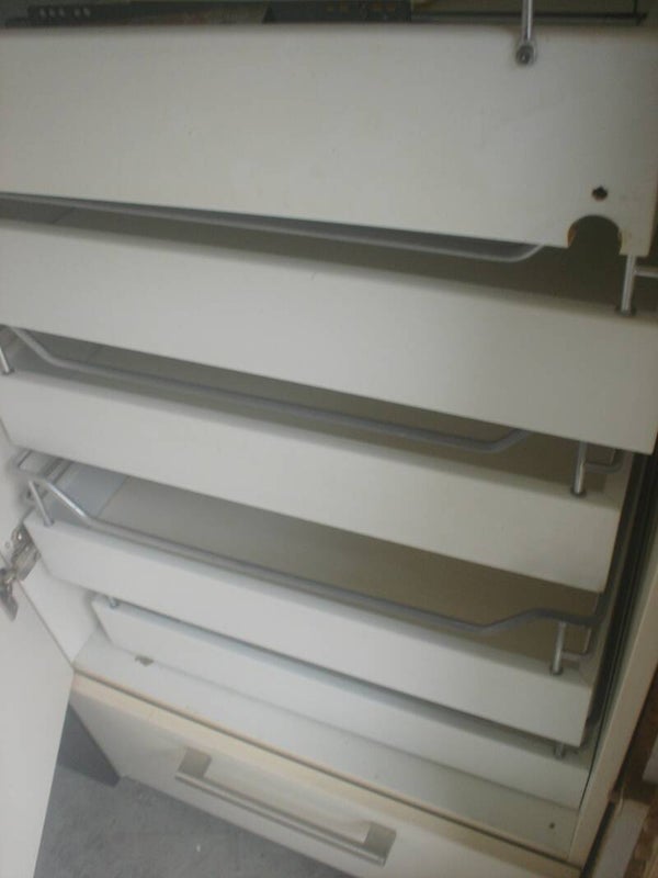 Witte houten keukenkastladen met geleiders