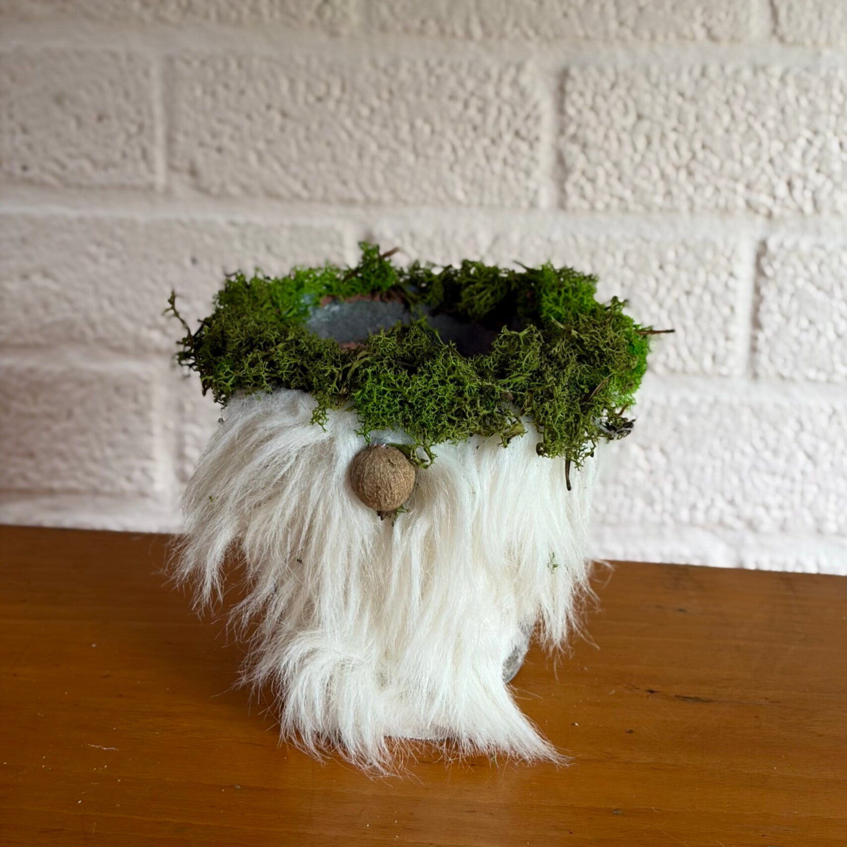 Kabouter Bloempot – Handgemaakte Decoratie met een Groene Twist