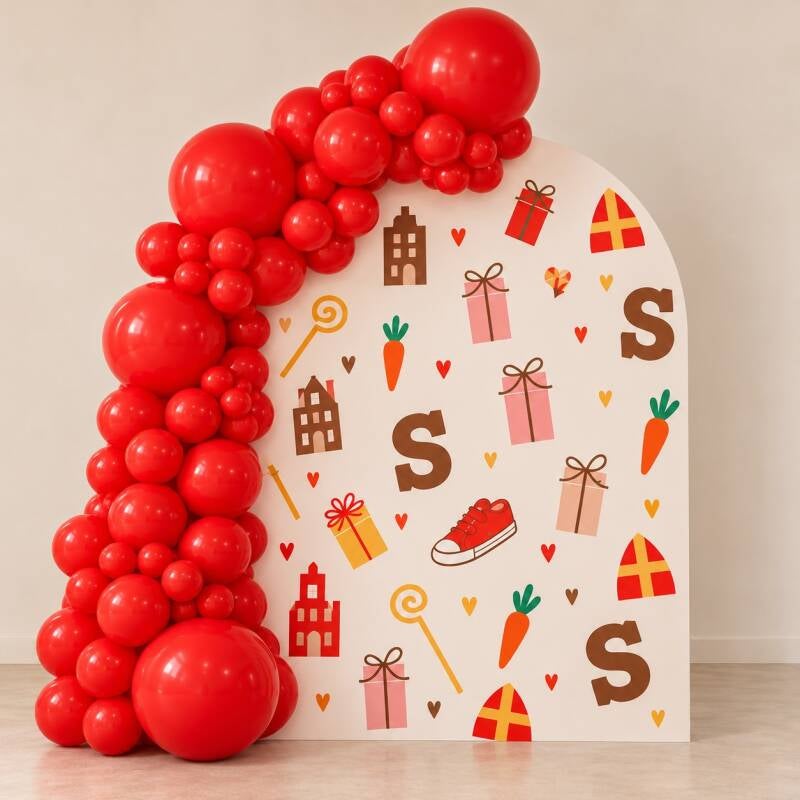 Sinterklaas backdrop met vrolijke print en rode organic ballonslinger langs de zijkant en bovenkant