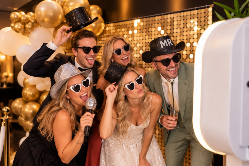 Photobooth huren met leuke props voor bruiloft en feest – Milri Verhuur & Styling