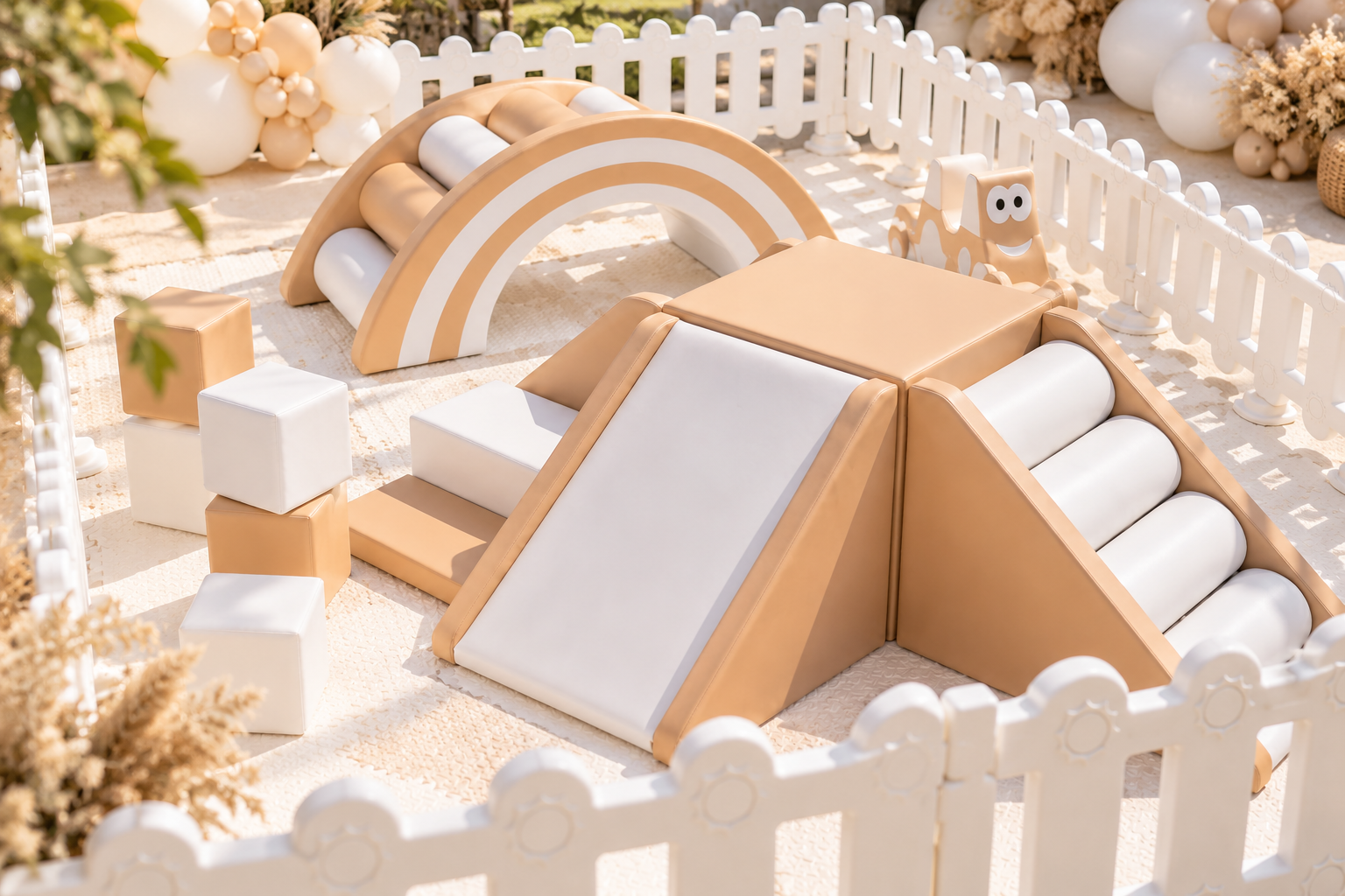 Witte en beige softplay set met klimhelling, bruggetje, stapelblokken en witte hekjes in een tuin.