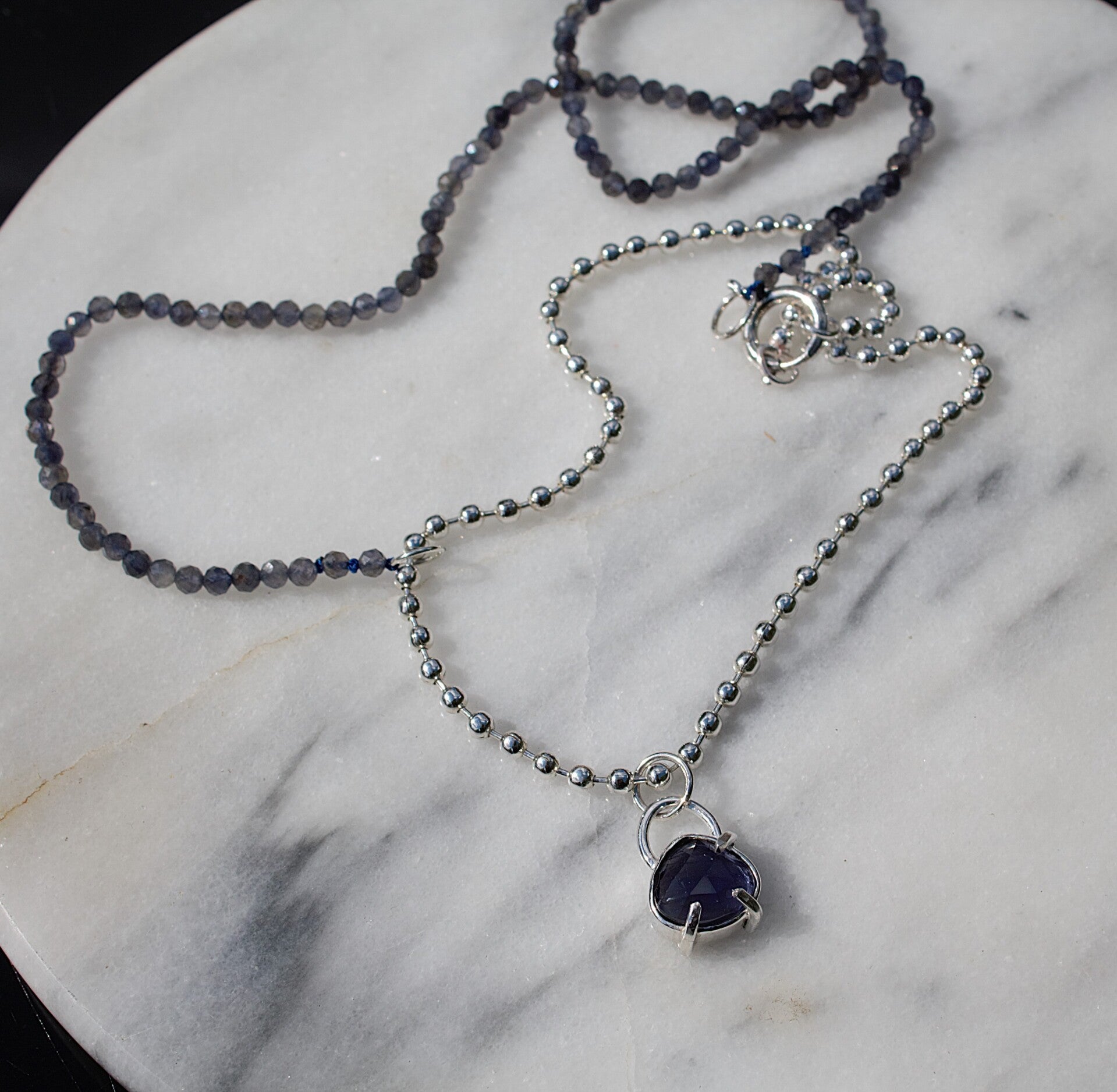 Handgeknoopt Ioliet Edelsteencollier met zilver