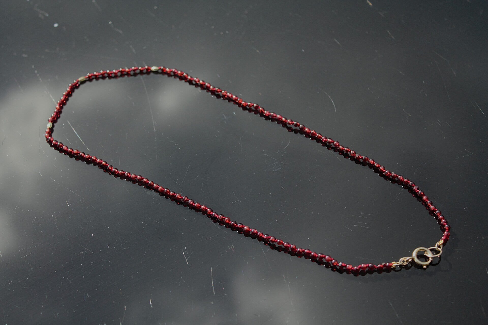 Handgeknoopt Granaat collier met 14 krt geelgoud