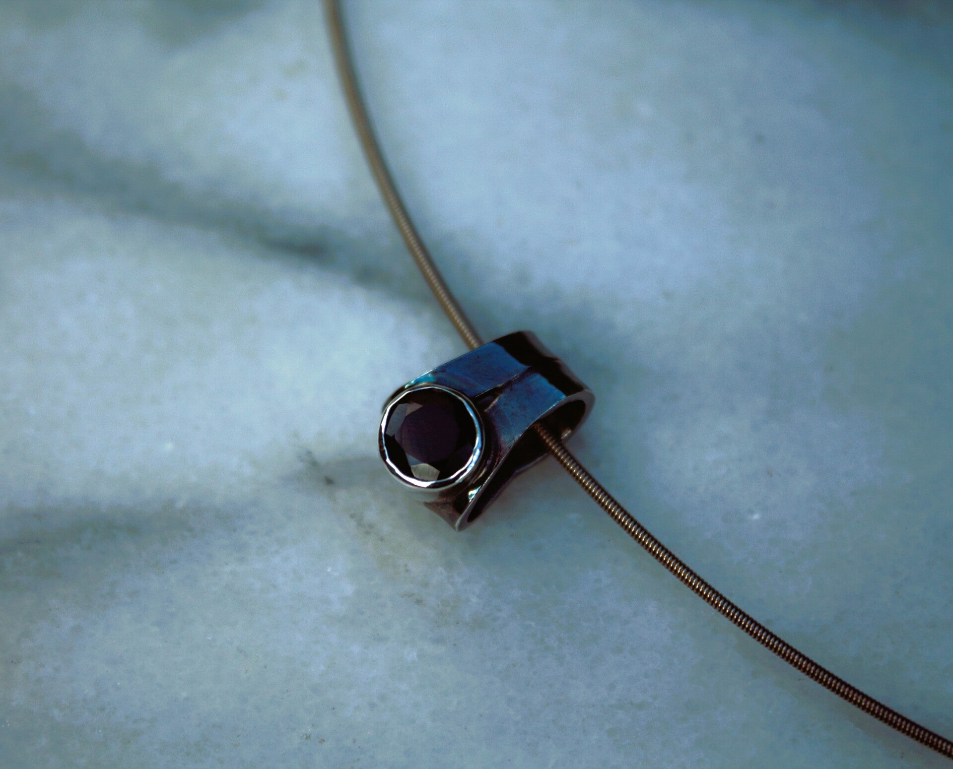 Zilveren Granaat hanger