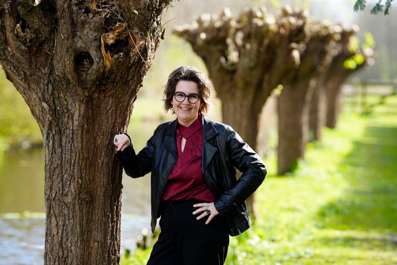 Marjan de Graaf tussen de bomen – rustige en betrokken financiële buddy van RossoSupport